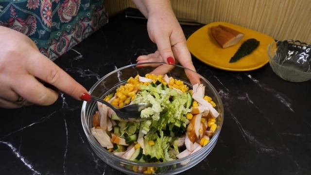 ✨ Сочный салат с копчёной курицей и пекинской капустой – готов за 5 минут! ✨ Язык проглотите от ...