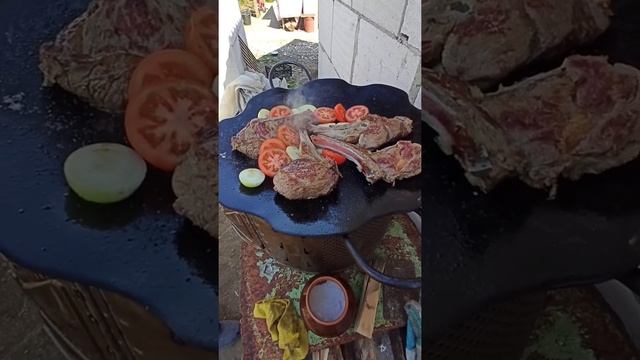 Вы такого ещё не видели. Очень вкусно. Телятина на диске. Сковорода из диска. смотреть онлайн
