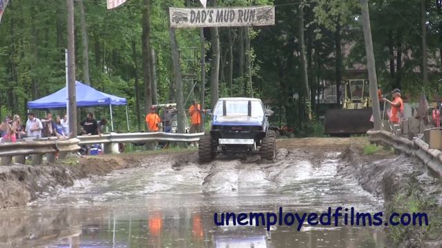 Jimmy Rice fixes fuel problem to ski across mud pit in his second run смотреть онлайн