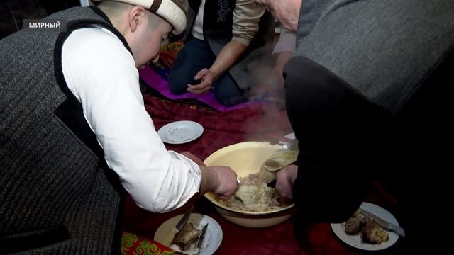 Киргизская многодетная семья рассказала секрет традиционного бешбармака смотреть онлайн
