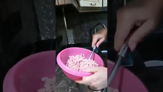 Мамулечка готовит дома. В жару спасает окрошка с домашним квасом🤩 смотреть онлайн