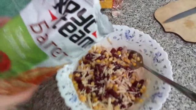 Салат с сухарками и фасолью. // Salad of crackers and beans. // Ensalada De Frijoles Y Galletas. / смотреть онлайн