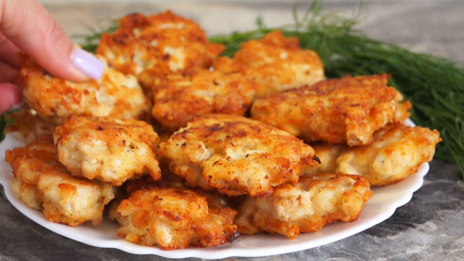 Если хочу вкусных куриных котлет, готовлю их с секретиком. Сочнее не бывает. смотреть онлайн