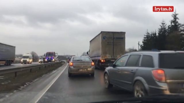 Ties Kaunu Susidarė Spūstis: žiūrovas Užfiksavo Liepsnojantį Vilkiką