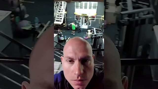 Развитие силы. Фитнес. Тренажерный зал. Гантели. Блины. Тренажеры. Атмосфера тренажерного зала. смотреть онлайн