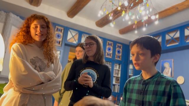 Гавриил аккомпанирует сестричкам на семейном празднике