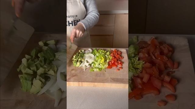 Bulking Recipe: Chicken & Bacon Caesar Salad | Myprotein #shorts смотреть онлайн