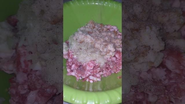 Сочные котлеты из свиного фарша #рецепты #еда #котлеты #shorts смотреть онлайн