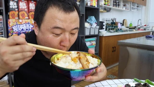 阿强做酸菜扣肉，蒸的入口即化，搭配酸菜太绝了，一口肉一口饭，真过瘾【cram阿强】