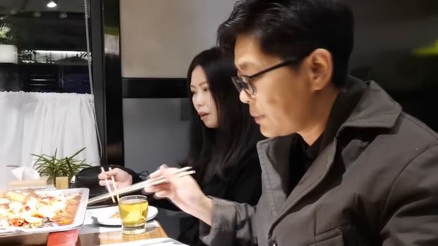 妞妞最爱鱼火锅，吃完还念念不忘，吃饱喝足还打包真会过日子【湘西九九美食】 смотреть онлайн