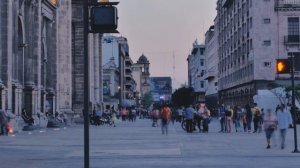 Улица с людьми, идущими в сумерках 4k