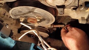 Opel Astra H 1.4turbo A14NET пытаюсь открутить шкив коленвала для замены передней крышки и цепи ГРМ