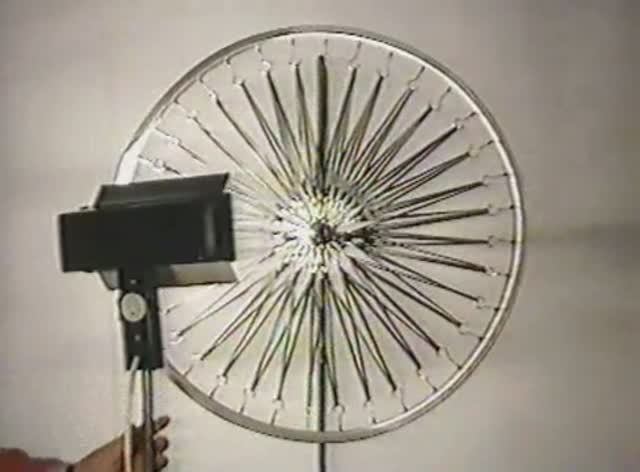 Физика. Опыты. Модель идеального газа. Тепловой двигатель. Колесо с резиновыми спицами смотреть онлайн