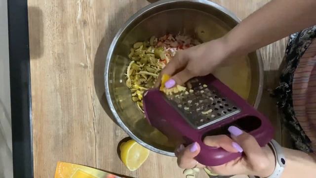 Цікавий та дуже смачний салат з крабовими паличками. Усі хто скоштує, просять дати рецепт смотреть онлайн