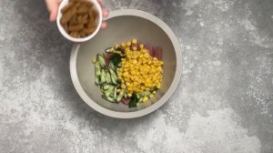 КАК ПРИГОТОВИТЬ САЛАТ ОГУРЕЦ КУКУРУЗА КИРИЕШКИ КОЛБАСА? Вкусный простой, на скорую руку, с майонезо