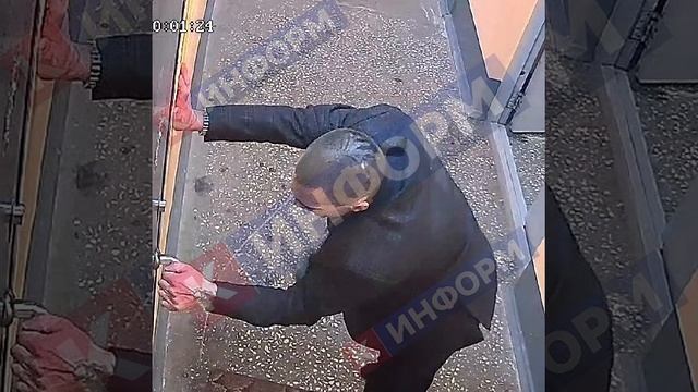 В ХМАО неадекватный мужчина преследовал ребенка и ворвался за ним в подъезд смотреть онлайн