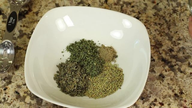 How To Make Homemade Italian Seasoning With Basil, Thyme, Oregano & More | Rockin Robin Cooks смотреть онлайн