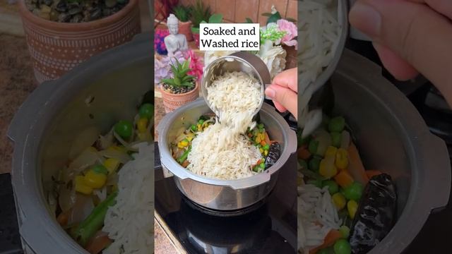 Quick pulao in cooker #shorts #short смотреть онлайн