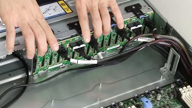 Lenovo ThinkSystem SR590 installing a 2.5-inch hot-swap drive backplane смотреть онлайн