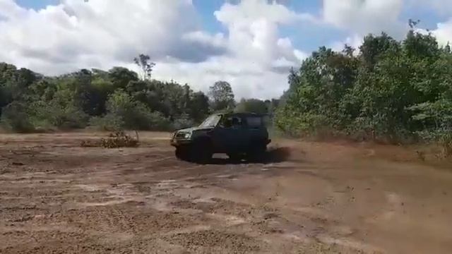 Off-road Suzuki escudo fun in Suriname смотреть онлайн