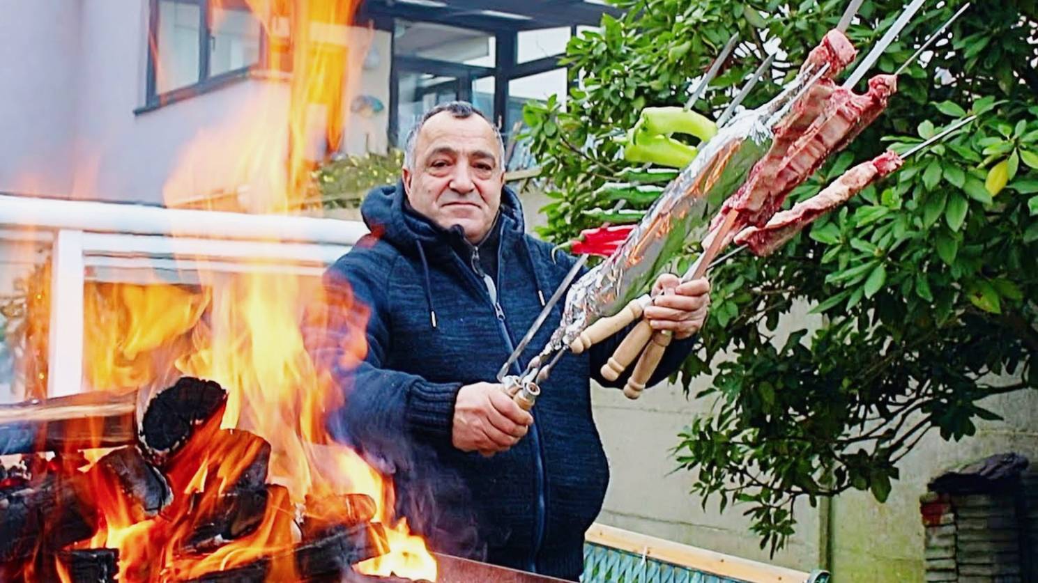 Шашлык из говяжьих рёбер, приготовленный на дровах. Приготовили мясо говядины и картошку на мангале смотреть онлайн