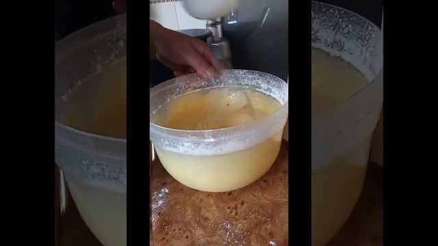 рецепт солодкого кексу🧁☕ рецепт: шість яєць: цукор 250г: мука 250г: розпушувач тіста. смотреть онлайн