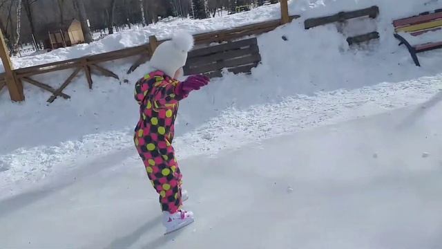 Коньки, ватрушки , лошади. Мой день, для детей. смотреть онлайн