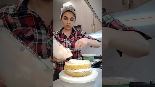 Бисквитный домашний торт🍰 Начинка: клубника со сливками#strawberrycake #qulupnay توت فرنگی смотреть онлайн