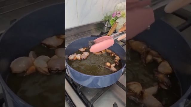 HOW DIFFERENT PEOPLE FRY FISH. WHAT'S YOUR METHOD? #ifyskitchen #shorts смотреть онлайн