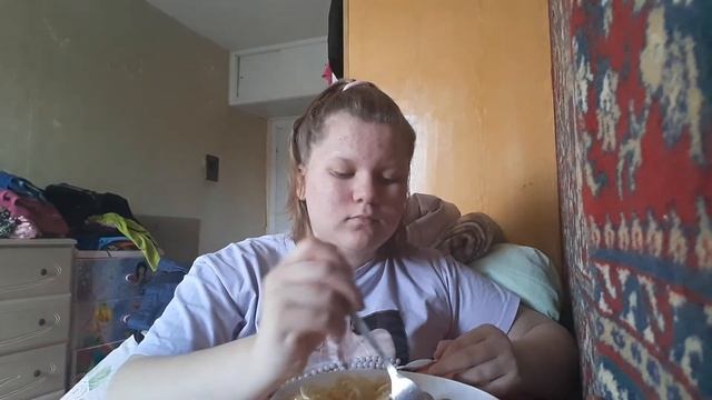 Мукбанк.Макороны сосиски кола. смотреть онлайн