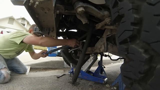 22r Oil Pan Removal Toyota Pickup 4x4 IFS PART 1 смотреть онлайн