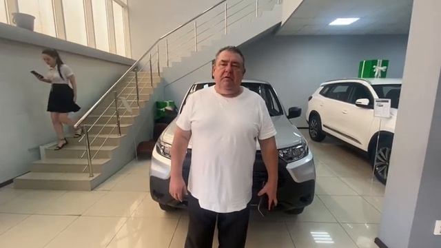 Автосалон АвтоМарка и довольный покупатель смотреть онлайн