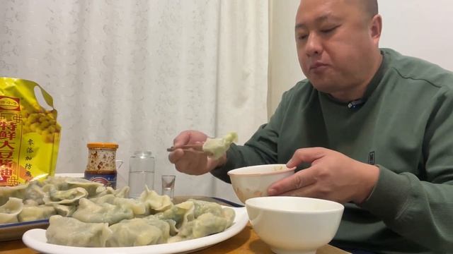 半夜包顿饺子吃，找找过年的感觉，真实东北农村一家三口生活 смотреть онлайн