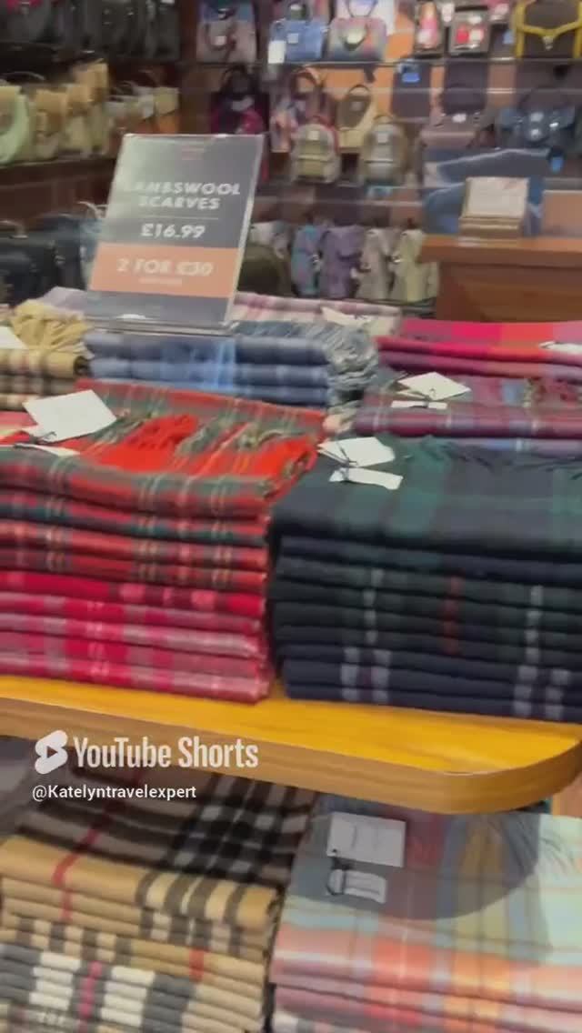 Сувенирные магазины Эдинбурга #чтокупить#эдинбург#шотландия#шотландскаяшерсть#шерсть#шарфы#сувениры смотреть онлайн