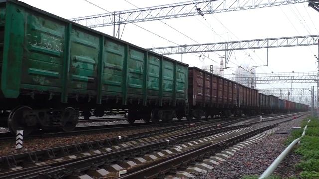 "Транзитом через Жел-Дор!" Тепловоз 2ТЭ25КМ-0434 с грузовым поездом и с приветливой бригадой:-) смотреть онлайн