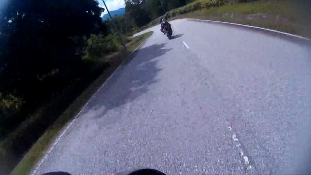 Honda CBR900RR vs Aprilia RSV4 downhill Bukit Tinggi смотреть онлайн