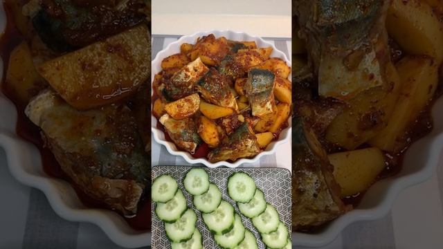 Тушеная картошка со скумбрией в соевом соусе!🥔🐟🌶-Знакомство с каналом!#Shorts
