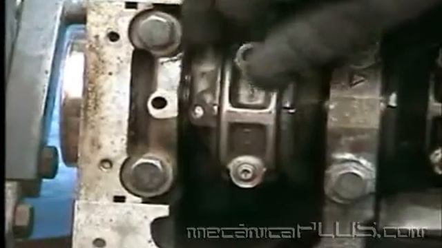 Ajuste de Motor NISSAN 2.4 5a parte - Instalando los pistones 20 - www.mecanicaplus.com смотреть онлайн