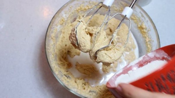 Капкейки с шоколадной крошкой и фисташкой.