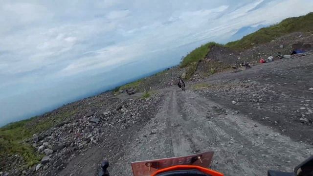 Строительство, шахтёры сбивают песок со склонов карьера смотреть онлайн