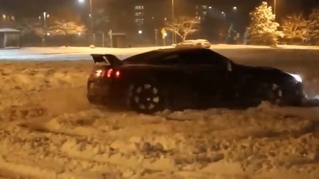Огненый выхлоп! Nissan GT-R 35