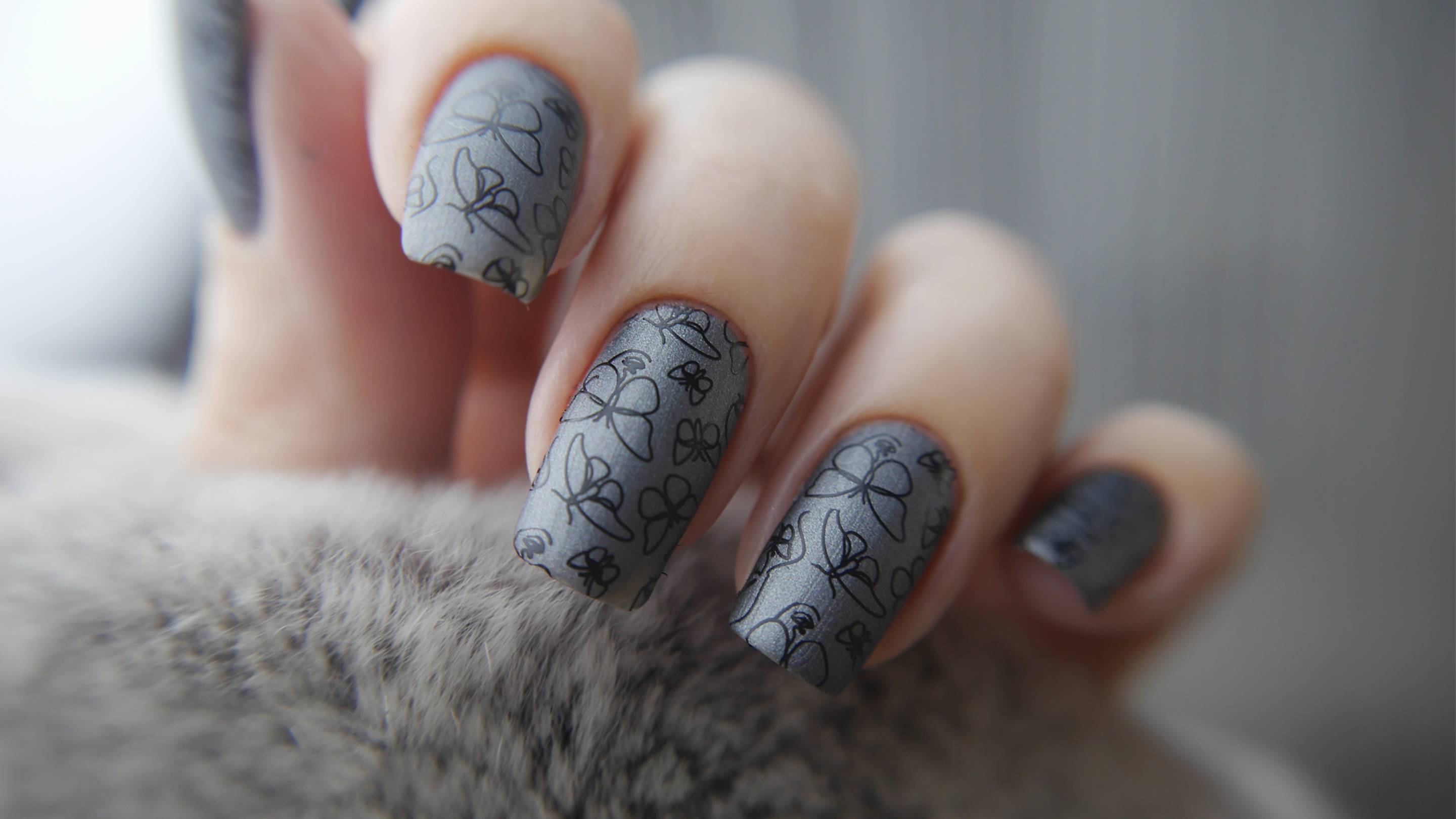 Маникюр матовый металлик, стемпинг дизайн (обычный лак)