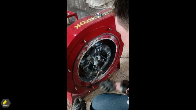 Видео работы двухроторной зернодробилки "Лидер" 5,5 кВт (молотковый ротор и ротор с лопатками) смотреть онлайн