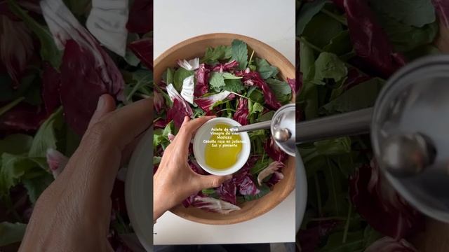 Ensalada de Radicchio, peras caramelizadas y queso feta. смотреть онлайн