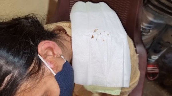 Индийский парикмахер, чистка ушей. Самое грязное ухо. Индийский ASMR