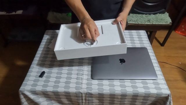 UNBOXING MACBOOK AIR M1 2020 IN THE YEAR 2024🤣 смотреть онлайн