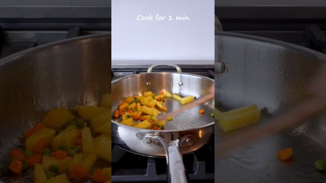 Pineapple Fried Rice with Smoked Salmon #Shorts смотреть онлайн