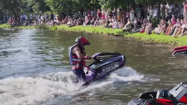 Стоячие гидроциклы и трюки на гидроциклах ZaxJet на фестивале Hydroflyfest райдер Давида Джологуа смотреть онлайн