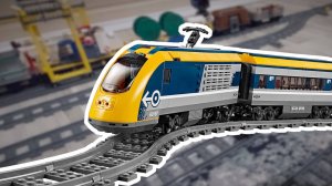 Игрушечный поезд едет по игрушечной железной дороге / Видео про поезда игрушки для детей