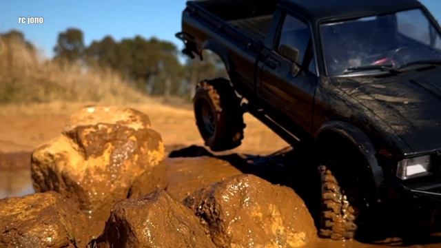 RC4WD TRAILFINDER 2 MIDNIGHT EDITION MOJAVE TOYOTA HILUX 1:10 SCALE RC ROCK CRAWLER - FIRST RUN